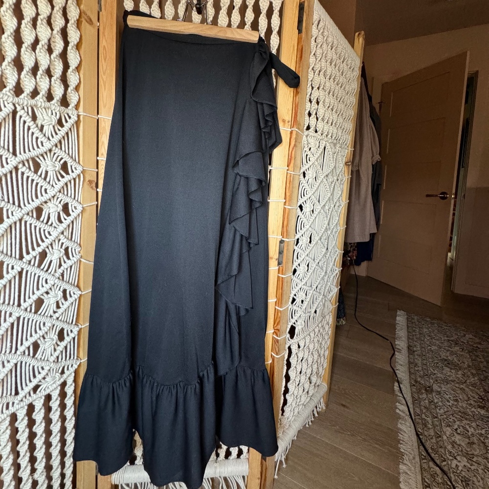 Vintage Black Wrap Ruffle Skirt - good used condition